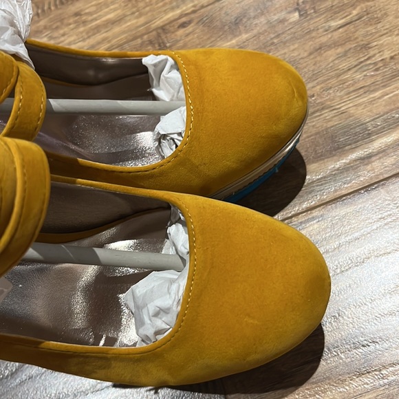 High platform stiletto heels velvety yellow gold and blue shoes by Qupid - Picture 5 of 10